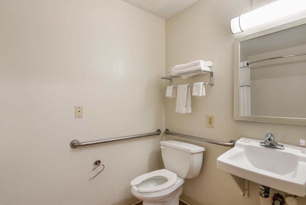 HomeTowne Studios by Red Roof Denver - Airport/Aurora 12/27