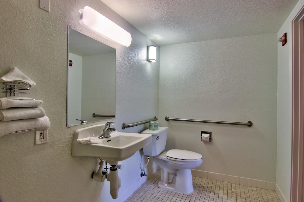 Motel6 West Sacramento, CA 56/60