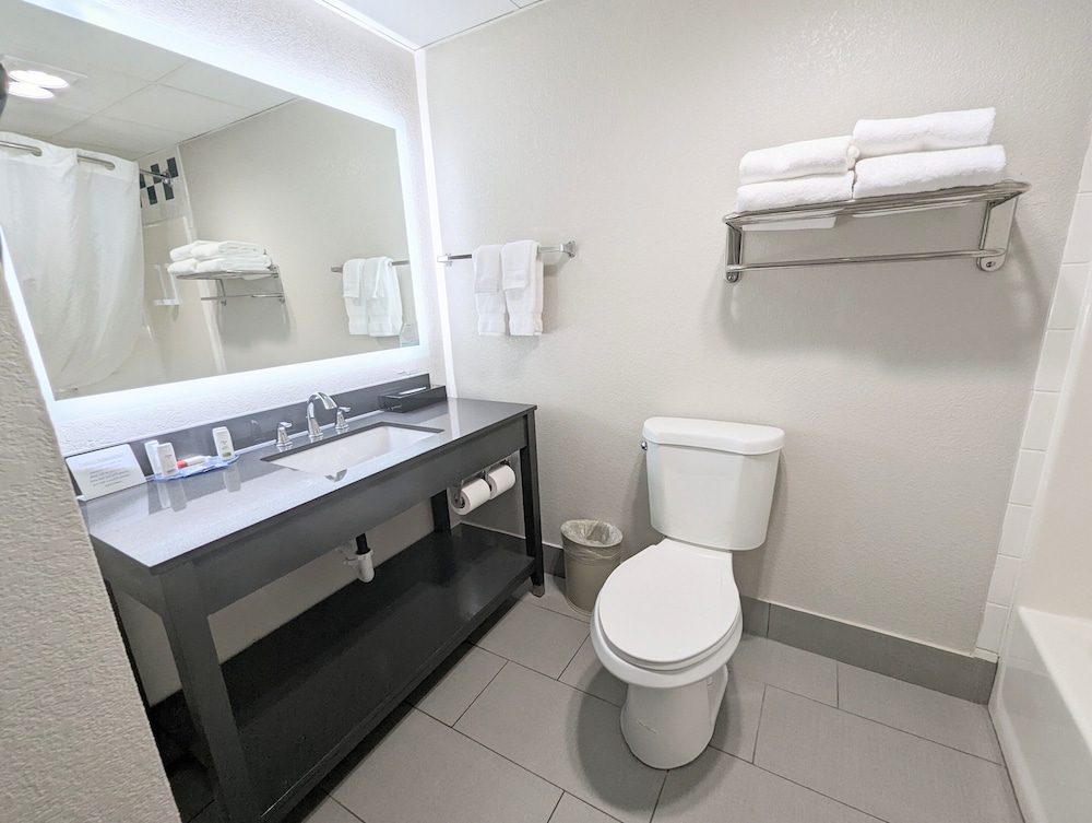 Studio, Suite, 2 Queen Beds, AmericInn by Wyndham Green Bay Near Stadium 2/2