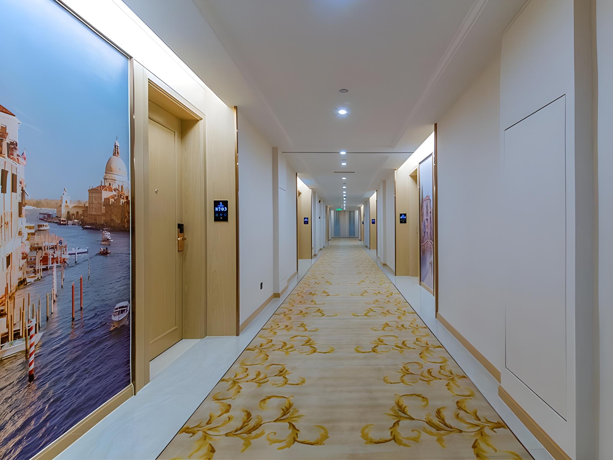 Vienna International Hotel (Huanggang Normal College Ruitian Plaza) 26/39