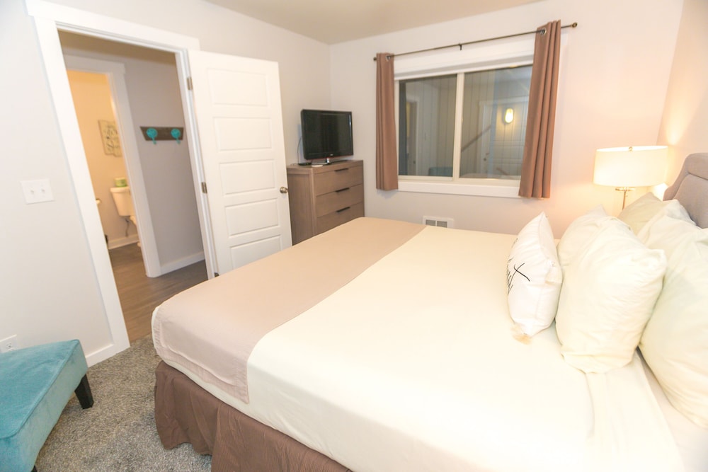 1 Bedroom, Signature, Unit, King Bed, Pool View, Sofa, Kitchen، The Grey Gull 2/2