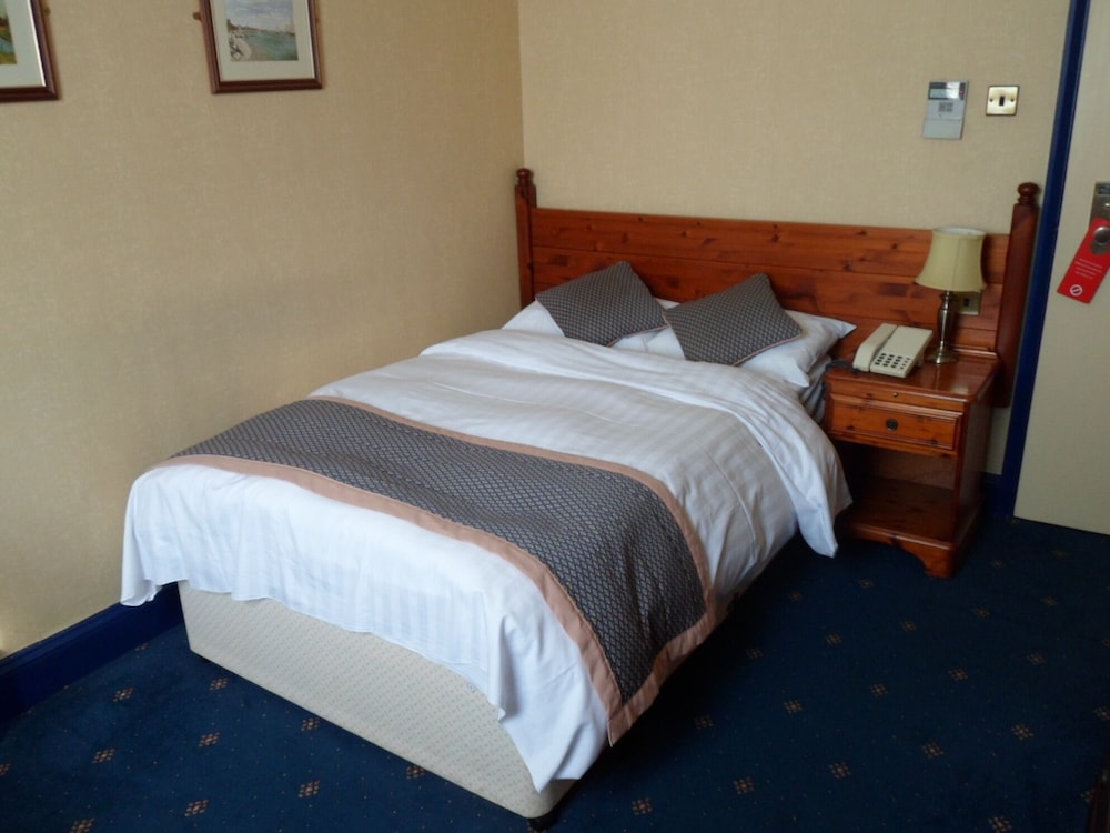 Three Queens Hotel 12/50