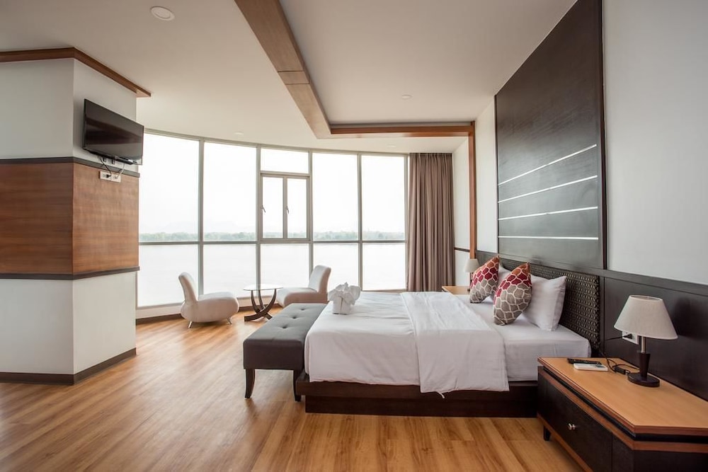 Blu Hotel Nakhon Phanom 15/35