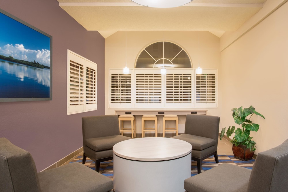 Microtel Inn & Suites by Wyndham Leesburg/Mt Dora 15/38