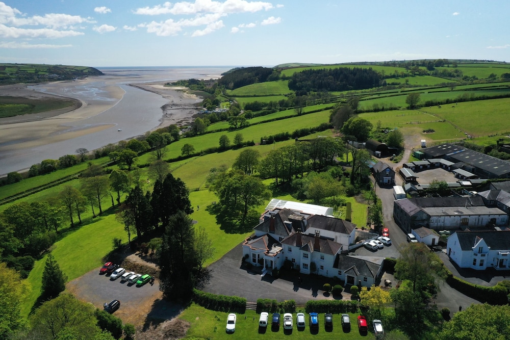 Mansion House Llansteffan 28/32