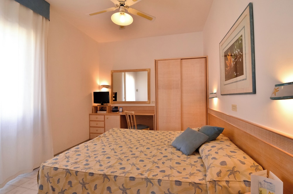 غرفة قياسية بثلاثة أسرّة بإطلالة على الفناء، Aurora Hotel & Suites Sul Mare 4/5
