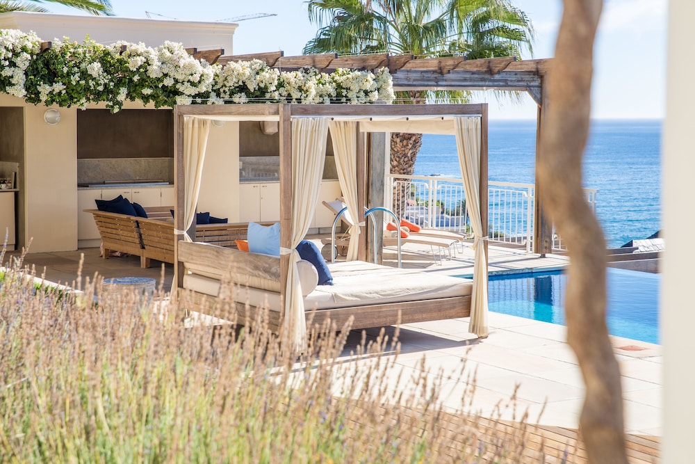 Compass House Boutique Hotel 44/48