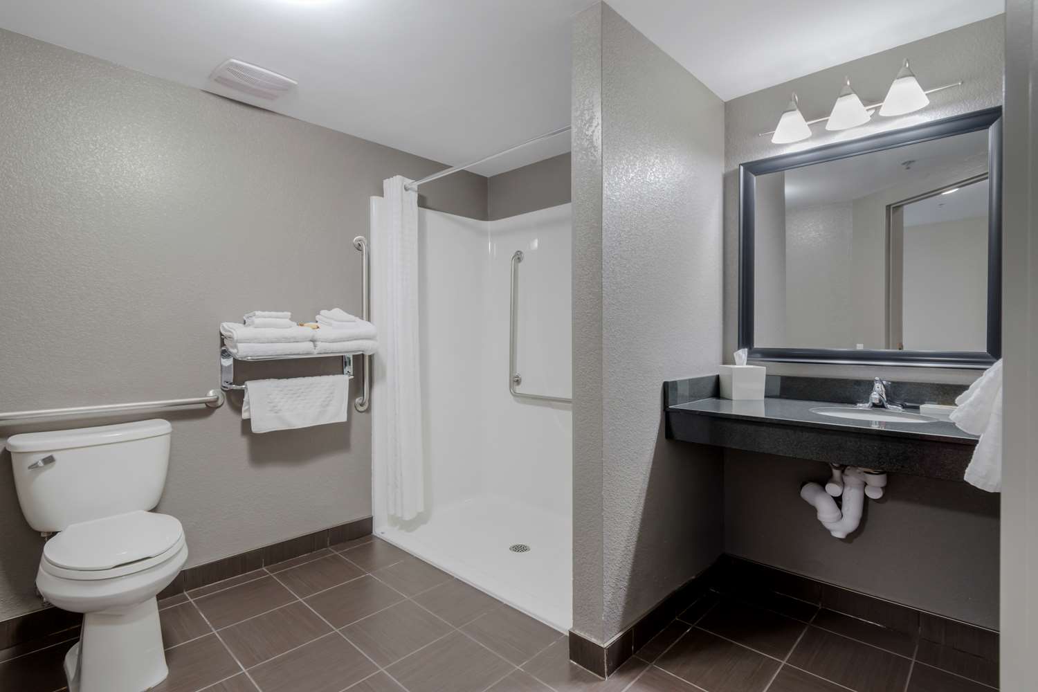 غرفة بسرير كوين يُسمح فيها بالحيوانات الأليفة لذوي الإعاقة، Best Western Plus Eastgate Inn Suites 4/4