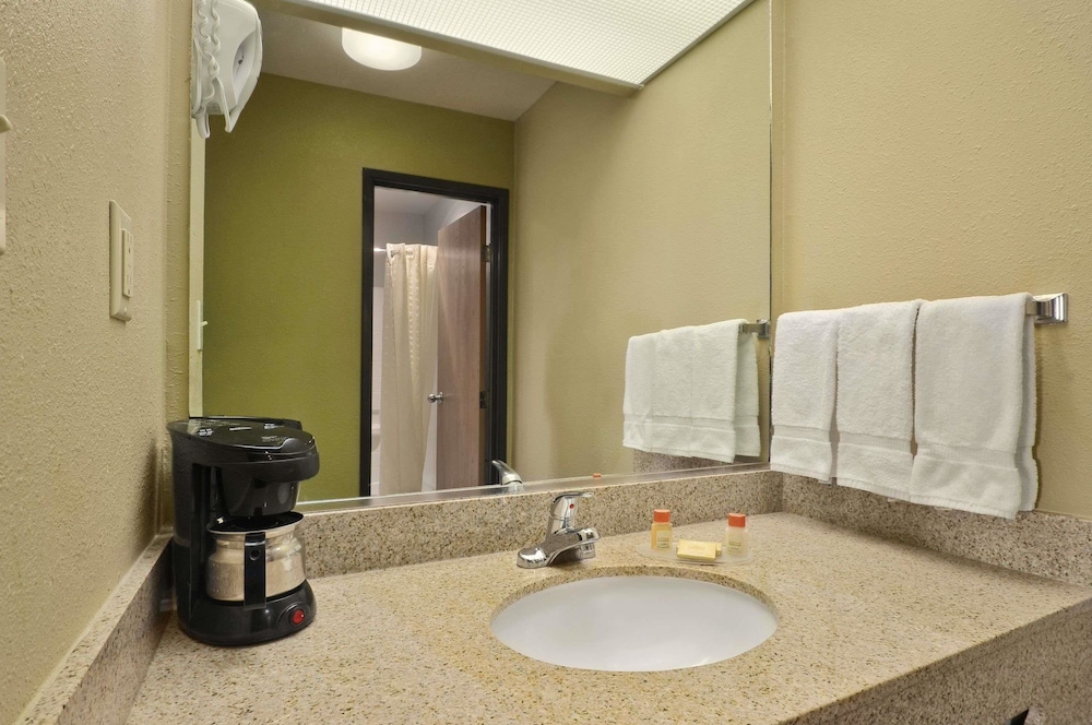 Days Inn By Wyndham Carlsbad Nm 62/65