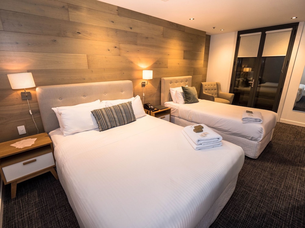 Crown Hotel Surry Hills 8/58