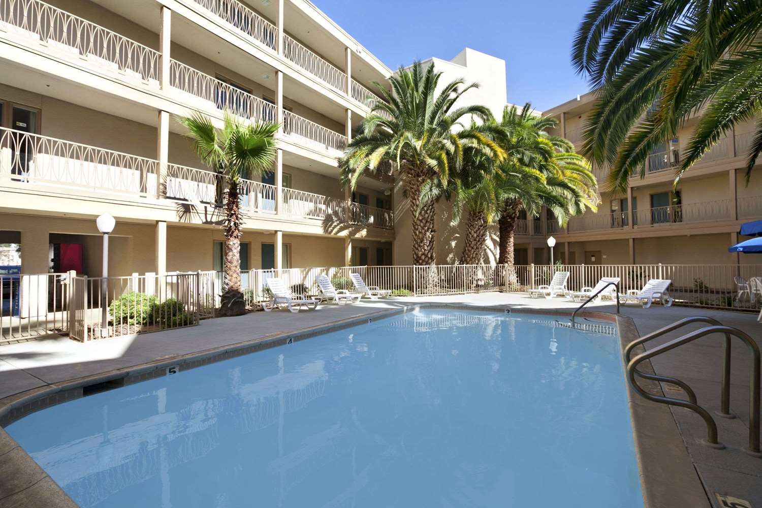 Days Inn & Suites by Wyndham Rancho Cordova 16/19