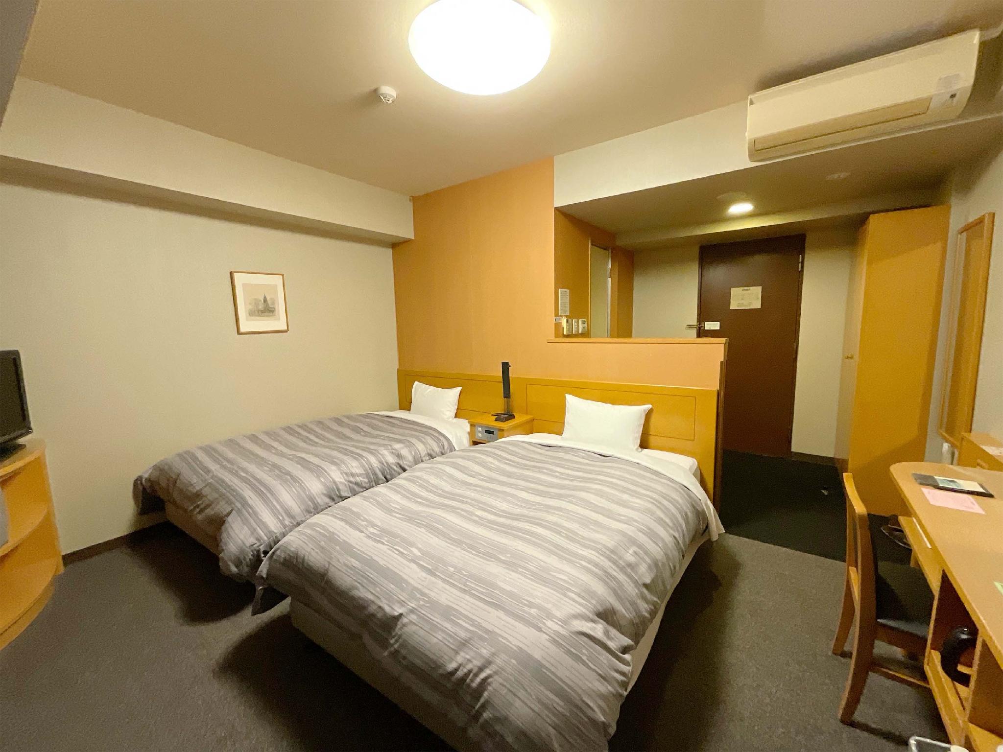 Room, Twin Beds, Electronic Cigarette Only