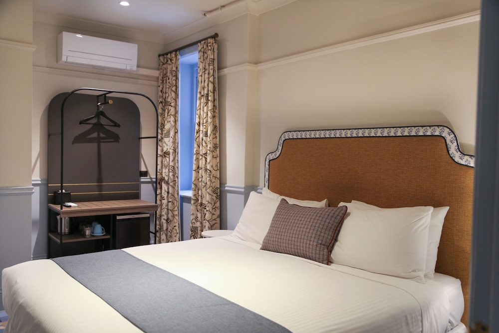 ROOM, QUEEN BED