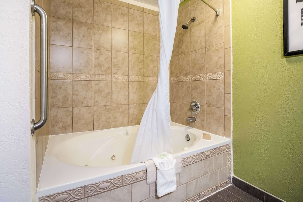 Sleep Inn & Suites Jacksonville Near Camp Lejeune 32/33