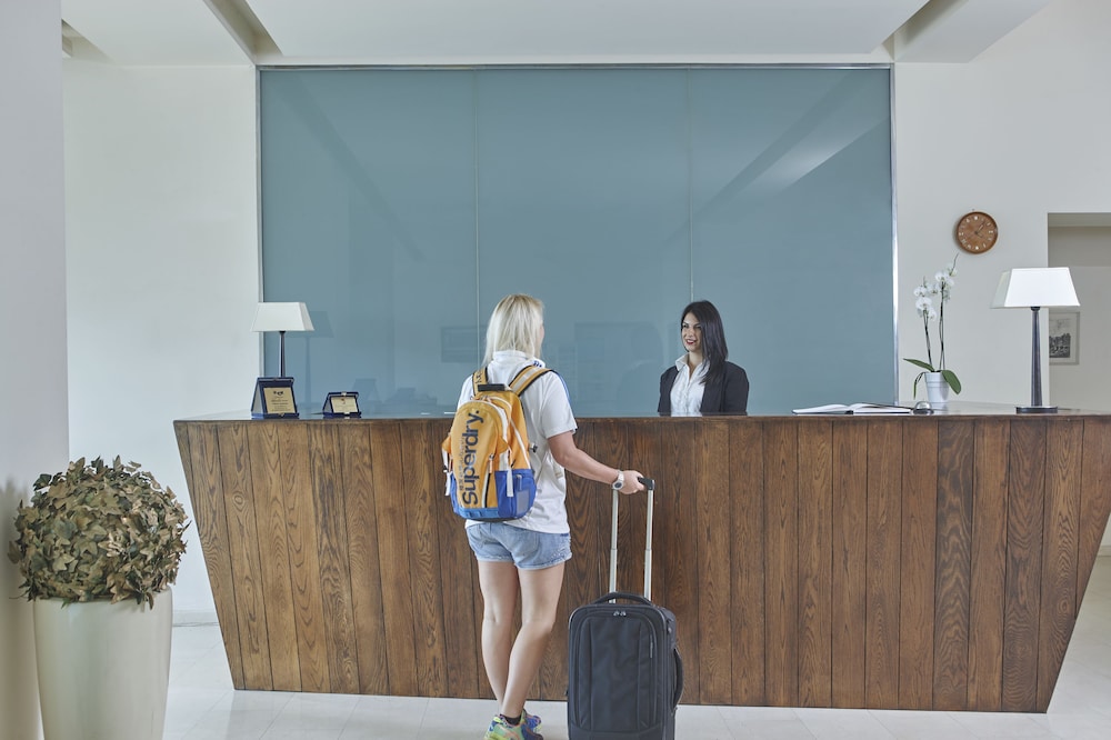 LUCY HOTEL 7/40