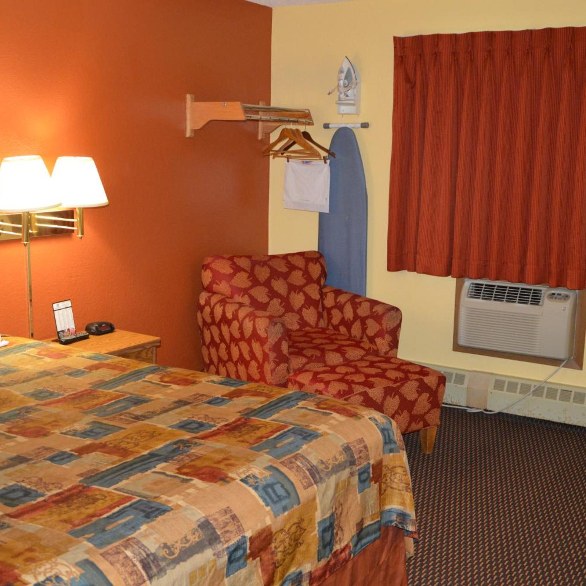 Burnsville Inn & Suites (ex Americas Best Value Inn-Burnsville/Minneapolis) 25/36