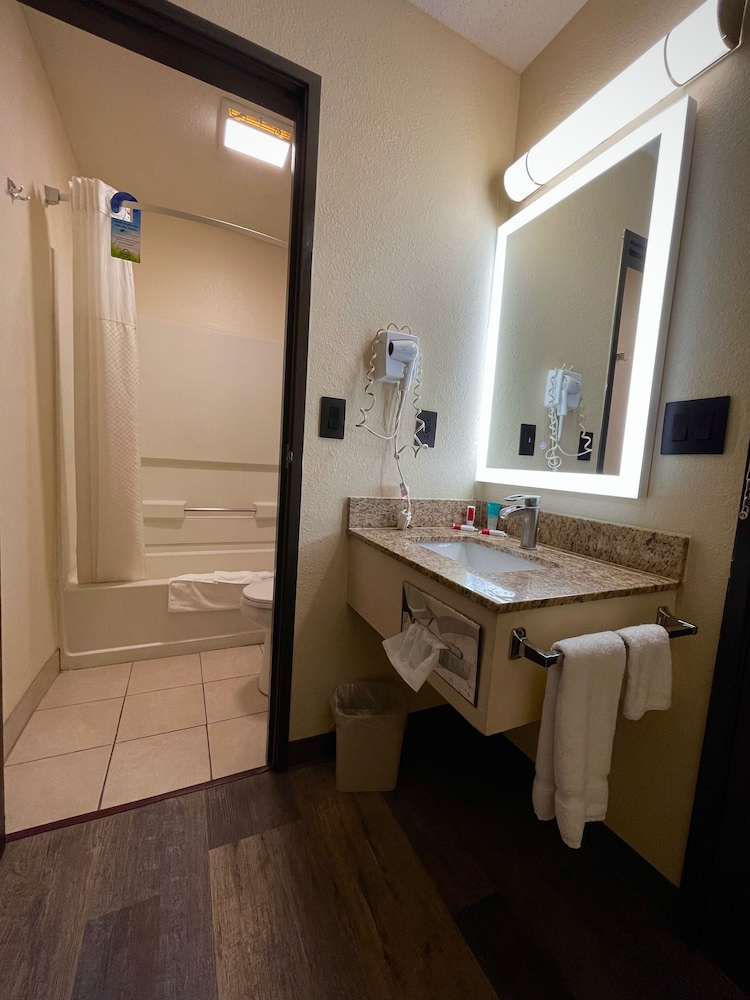 Days Inn & Suites by Wyndham Kaukauna WI 57/58