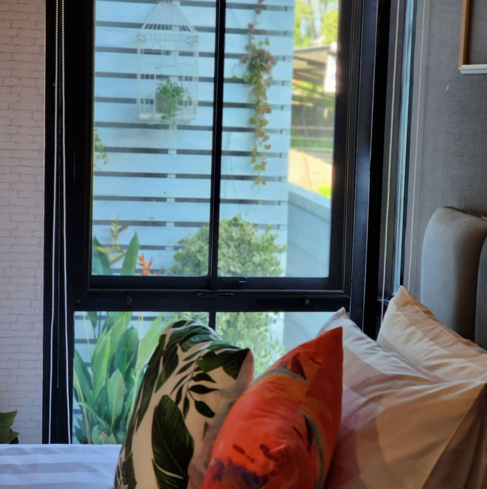 Capital O 75422 Million Pillows 28/48