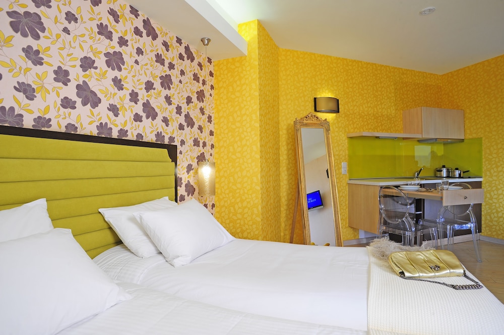 Steris Elegant Beach Hotel 12/70