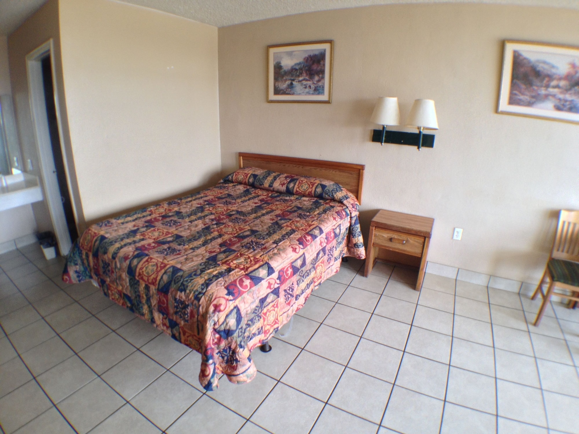 ECONOMY, QUEEN BED, SMOKING