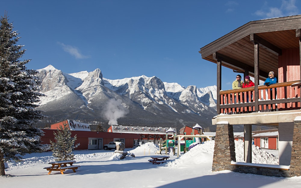 Canmore Rocky Mountain Ski Lodge 112/118
