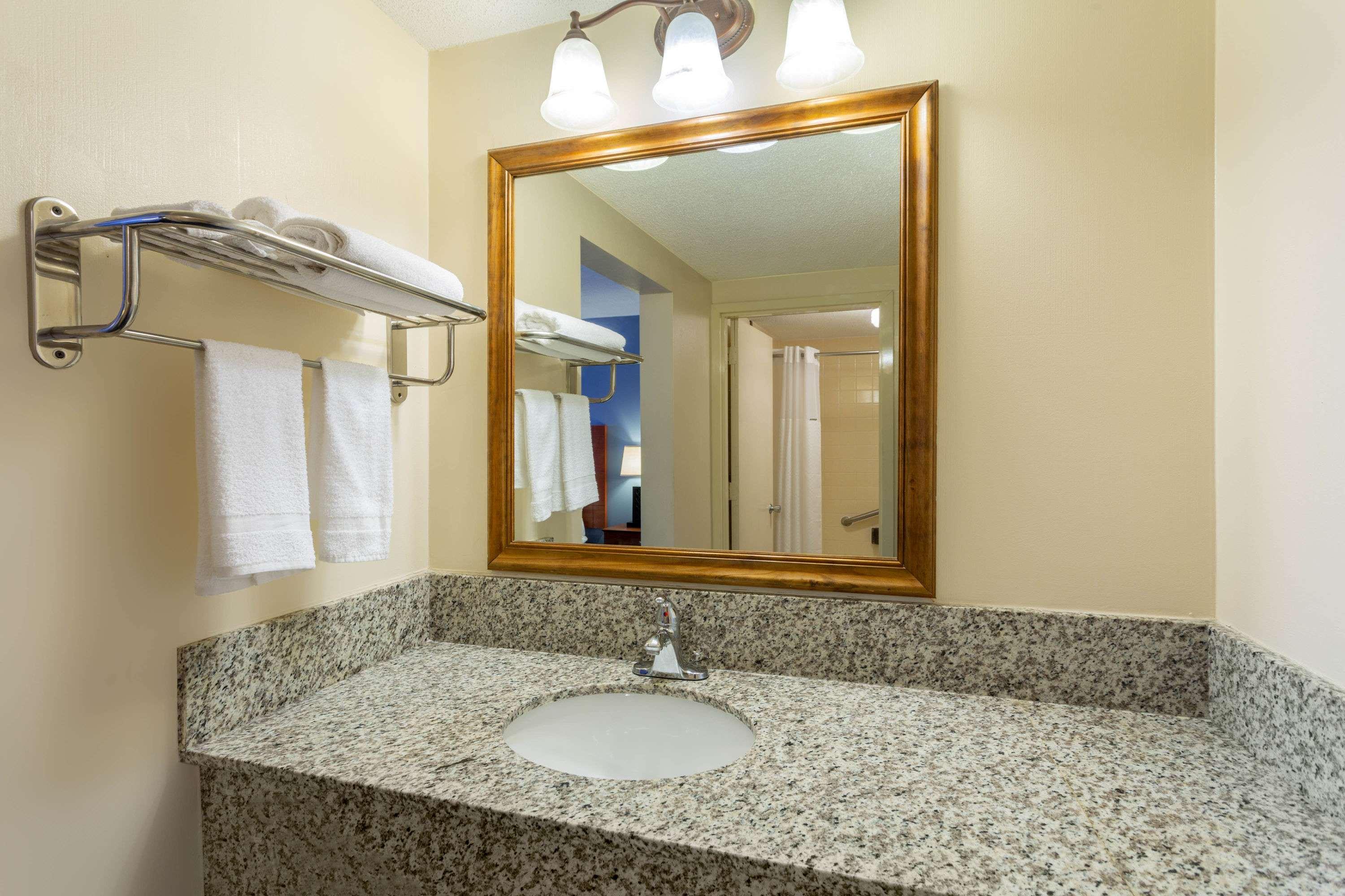 Days Inn By Wyndham Breezewood 32/34