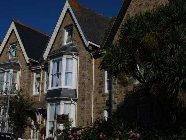 Duporth Guest House 2/12