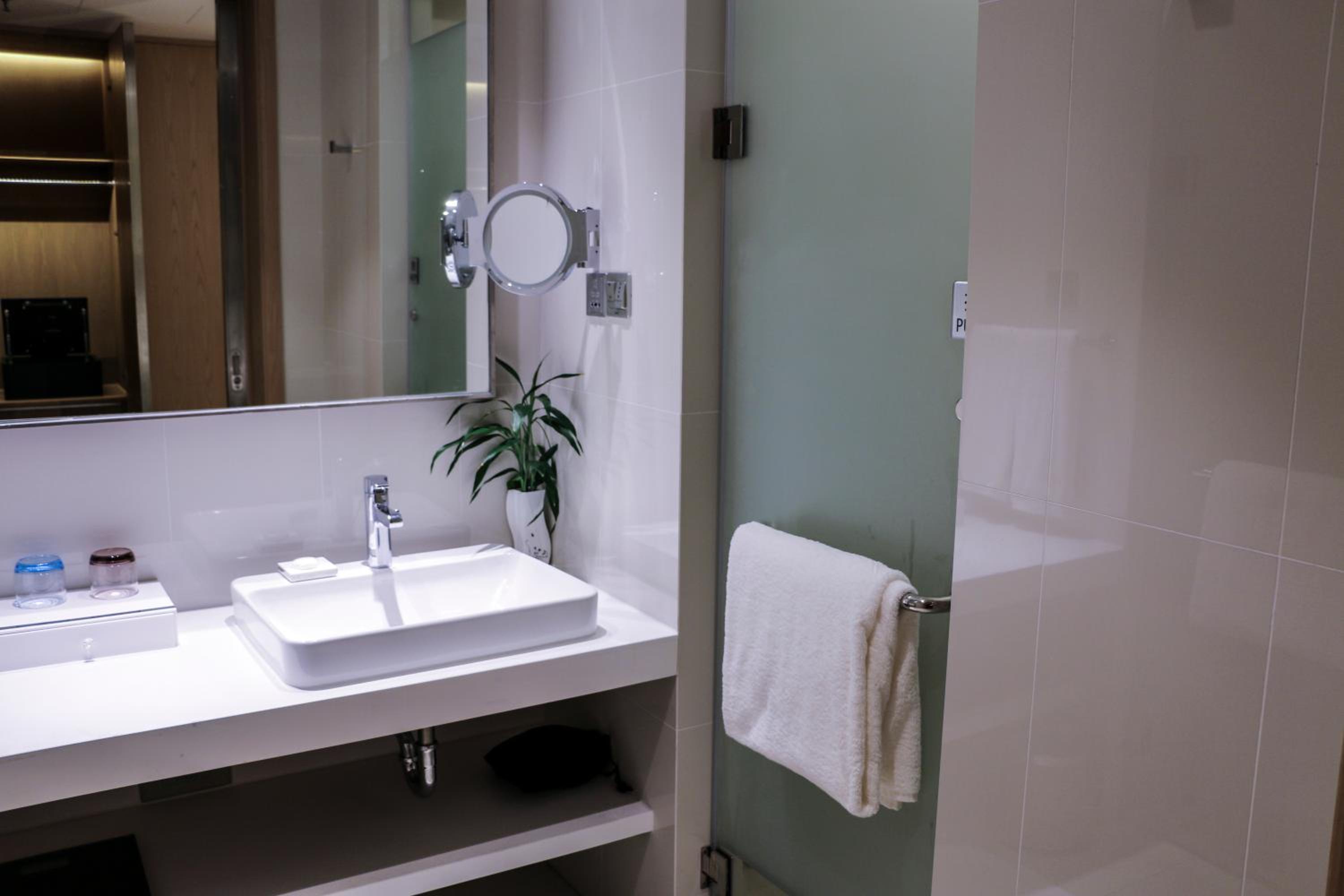 Sanya Phoenix Airport Hotel 83/86