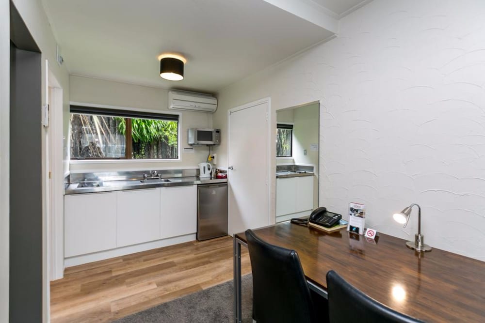 16 Northgate Motor Lodge 33/35