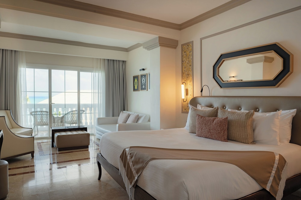 The Signature Level at Grand Palladium Lady Hamilton Resort & Spa 15/48