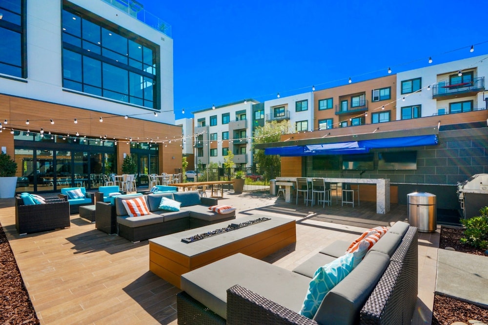Bluebird Suites near Facebook HQ 34/45