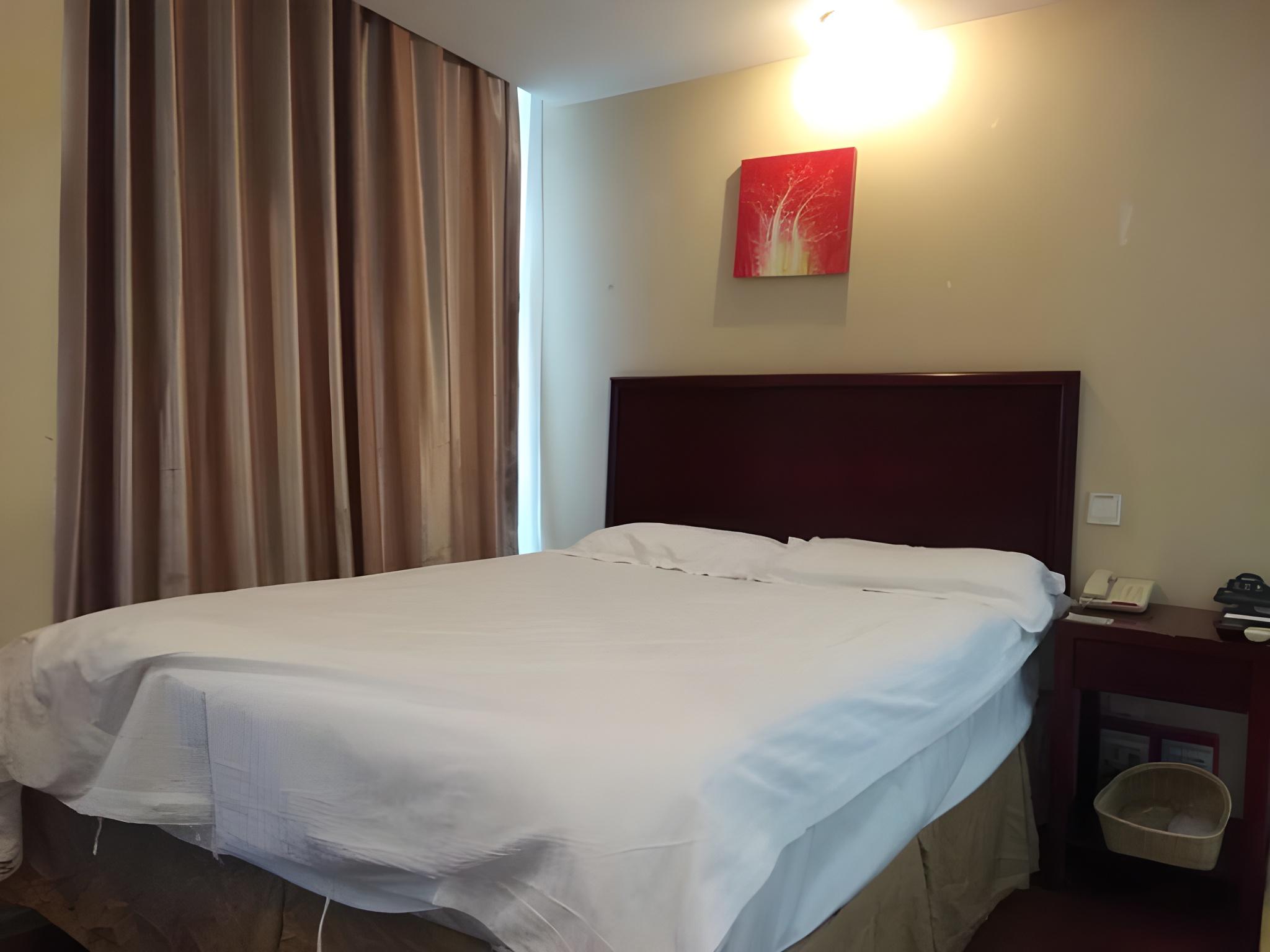 GUEST ROOM, DOUBLE BED, NO WINDOW