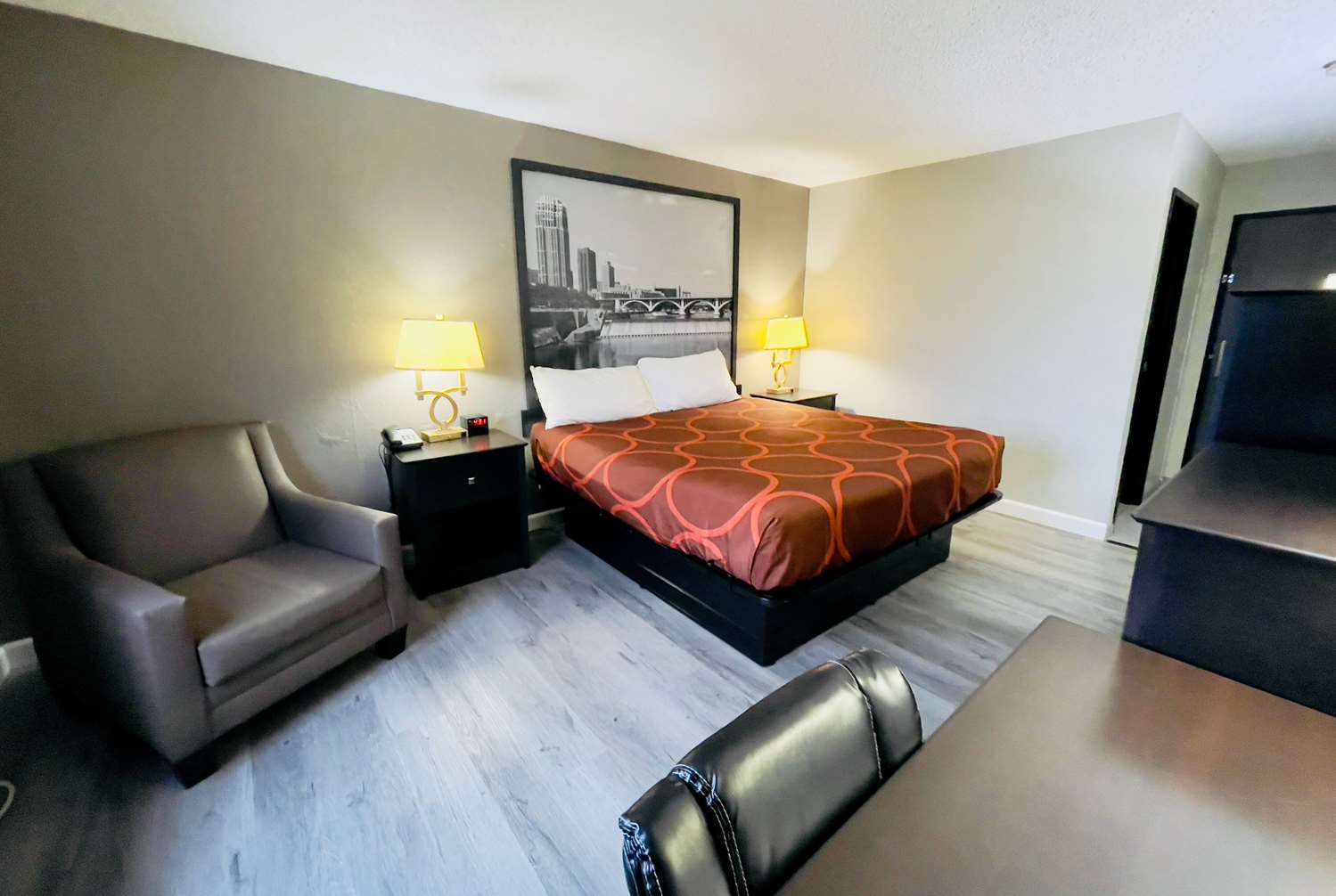 Super 8 By Wyndham Shakopee 10/29