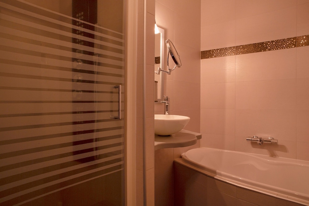 Hotel The Originals Super-Besse Est Auberge de la Petite Ferme 31/31