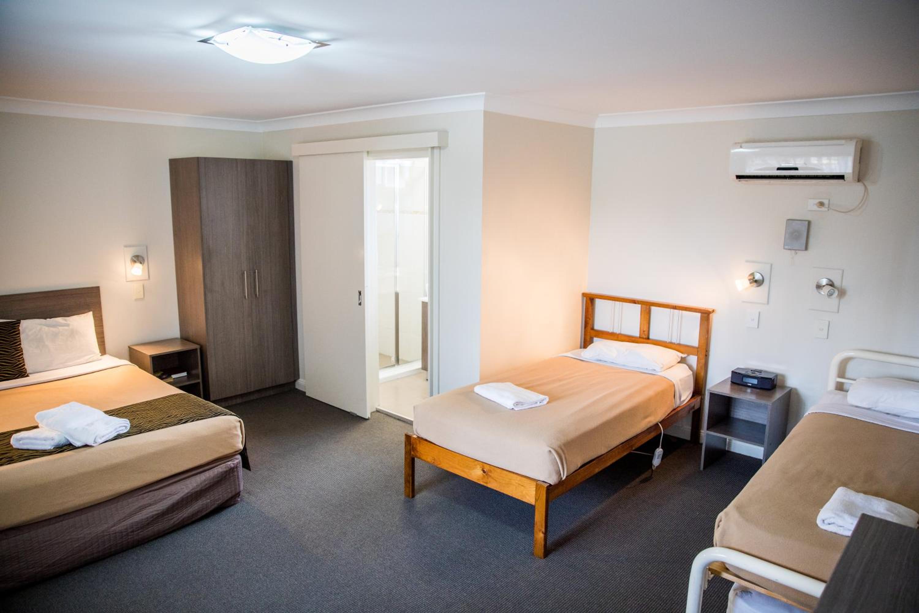 Lilac City Motor Inn 7/44