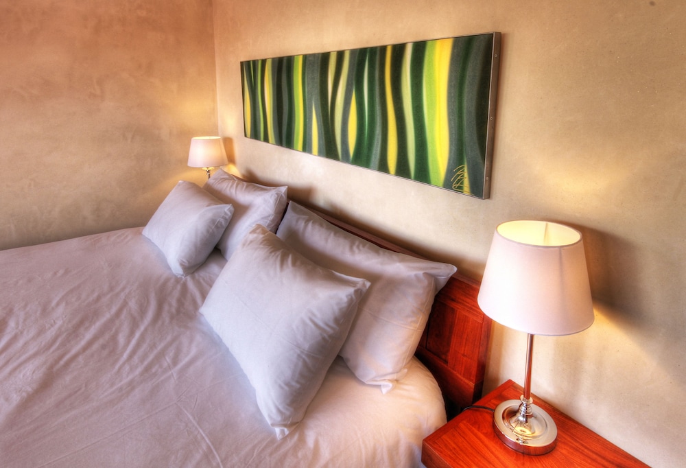 Hartmann Suites 6/15