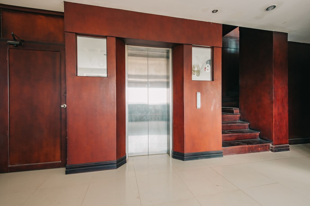 V Hotel 33/51