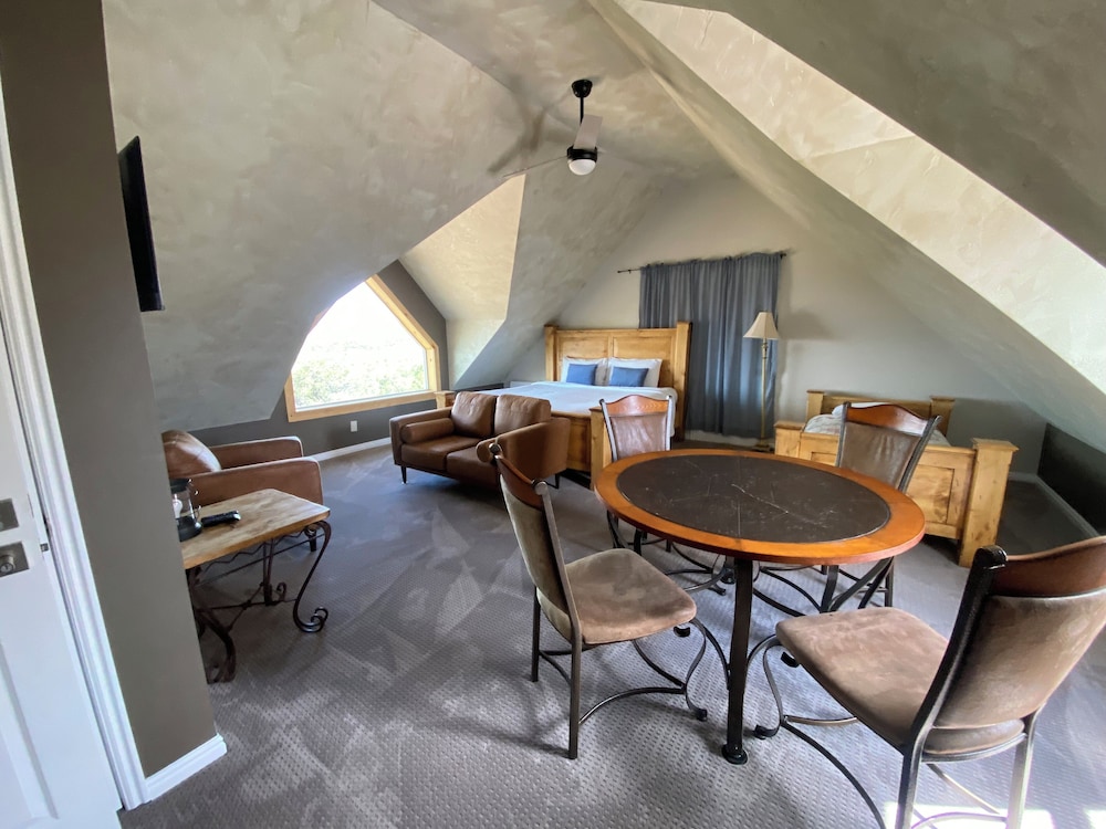 Skyridge Inn Bed & Breakfast 57/73