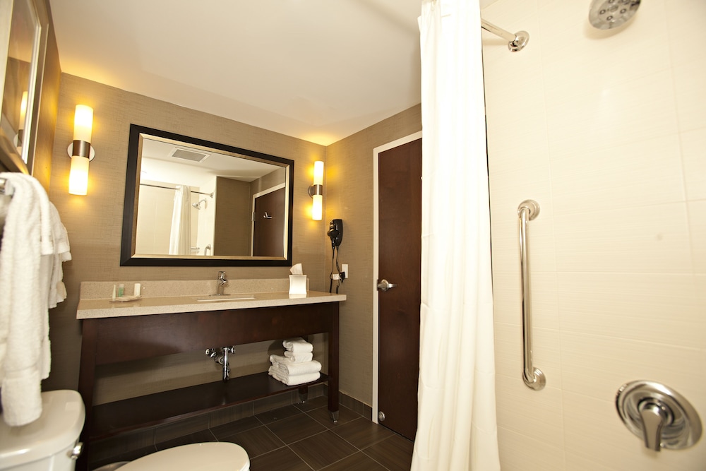 جناح بسريرين كوين مع أريكة، Comfort Suites Miami Airport North 9/10