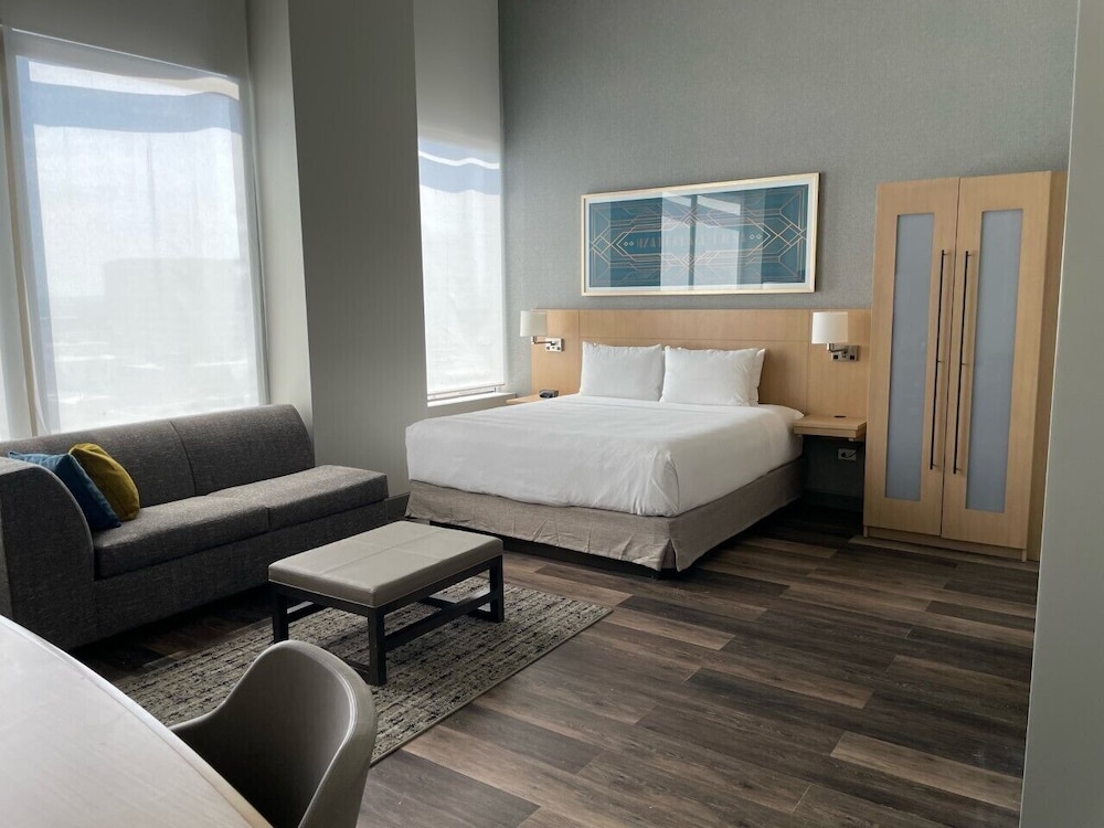 City, King Bed, Sofa, High Floor