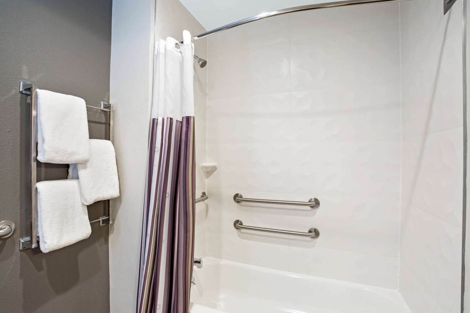 La Quinta Inn & Suites by Wyndham Hartford - Bradley Airport 47/47
