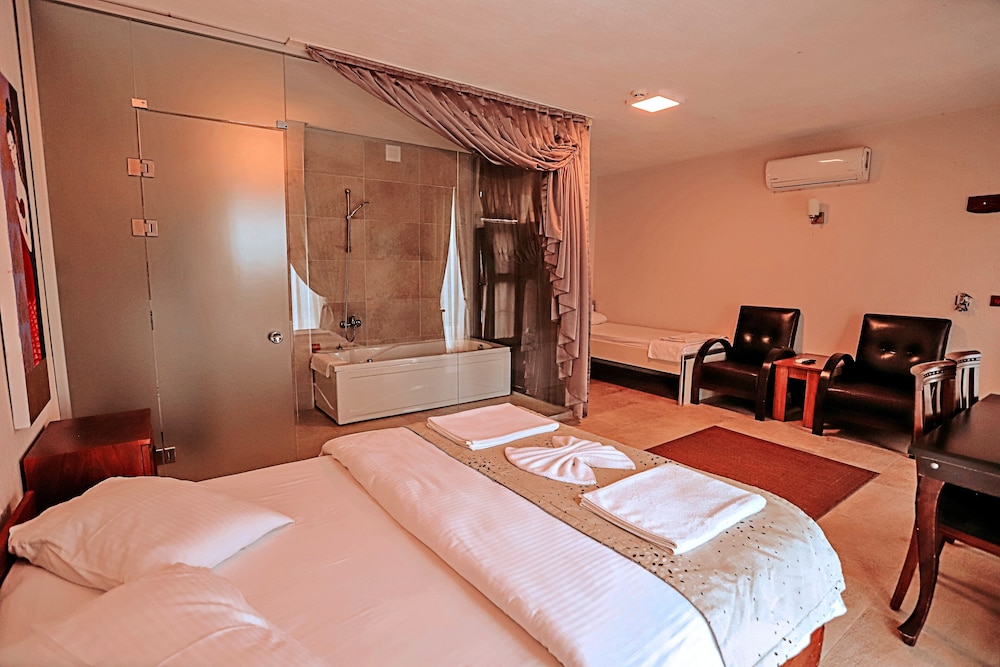 Panoramic, Triple, Valley View, Jetted Tub