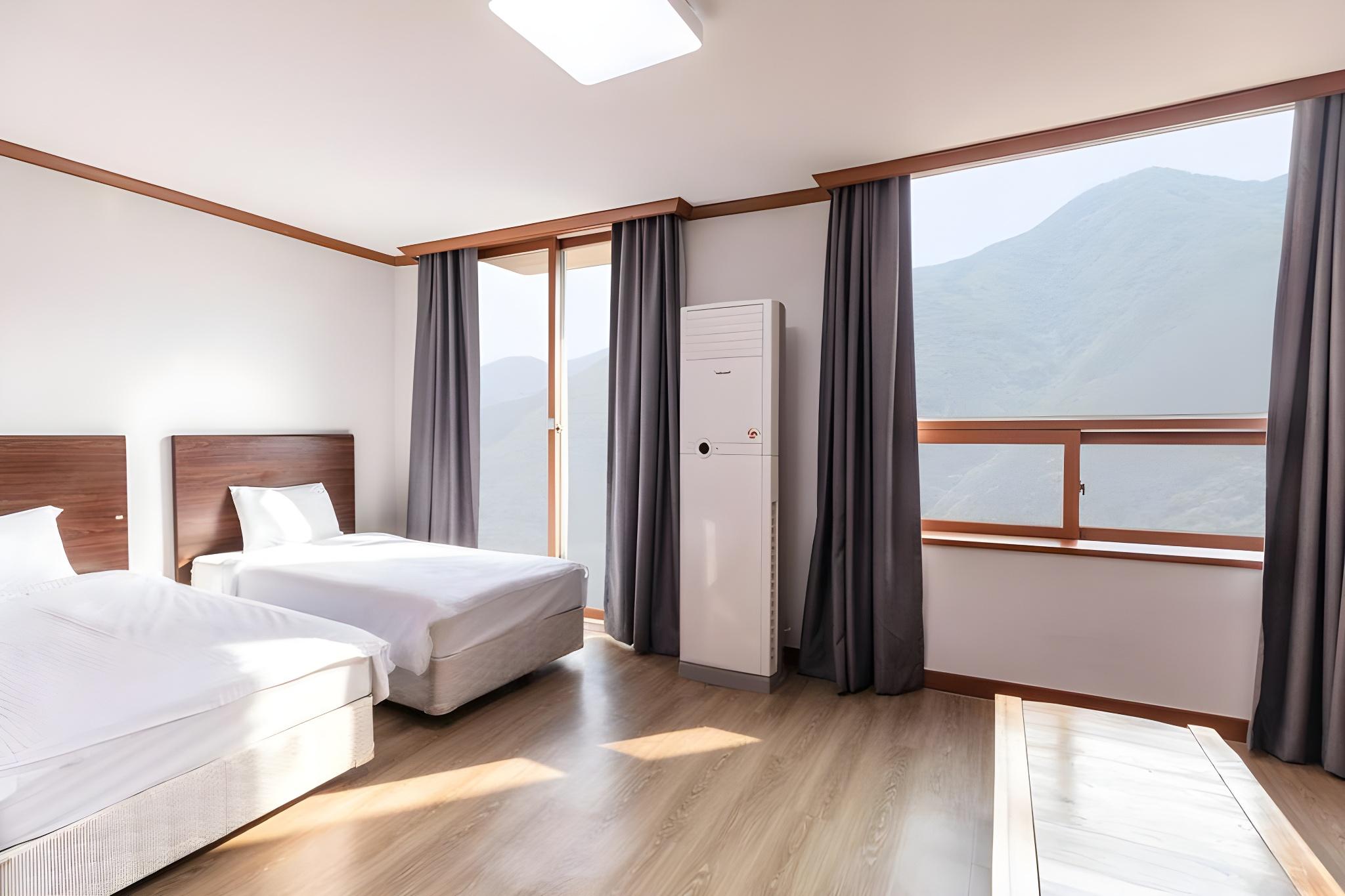 Semi Deluxe, Semi Double Bed