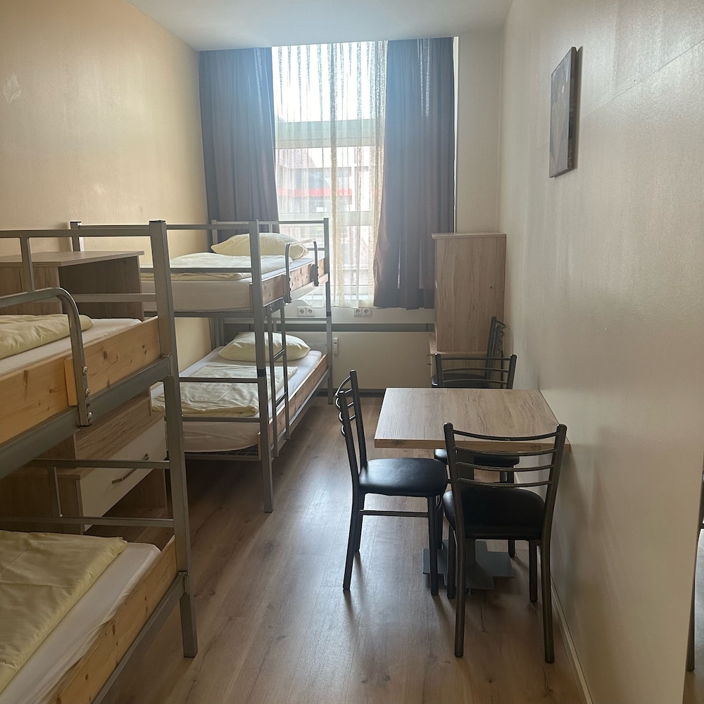 Low Budget Hostel 32/53