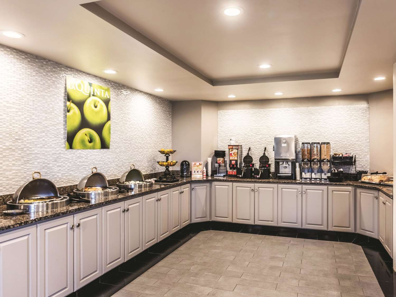 La Quinta Inn and Suites by Wyndham Colorado Springs North 11/18