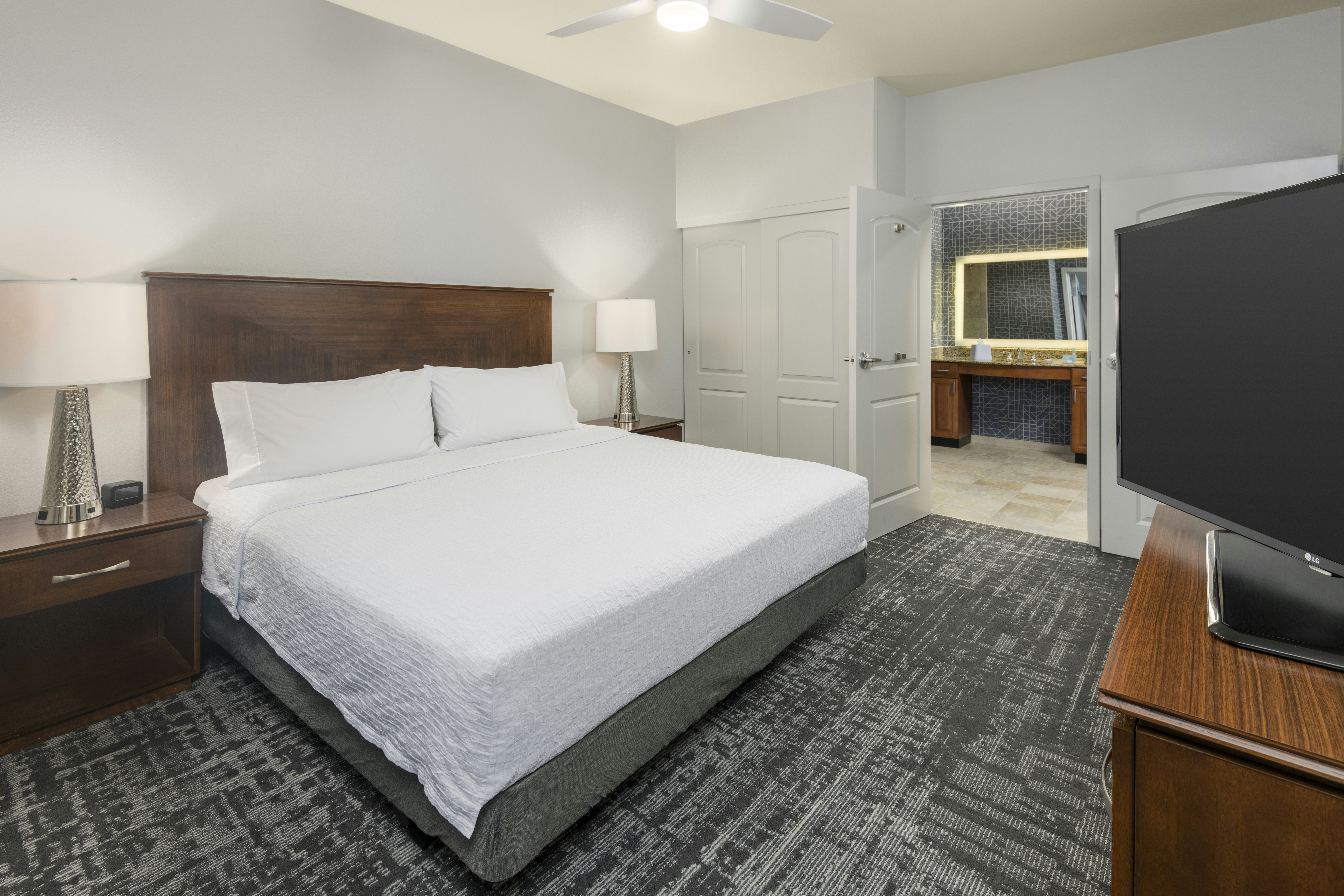 SUITE, KING BED, ACCESSIBLE