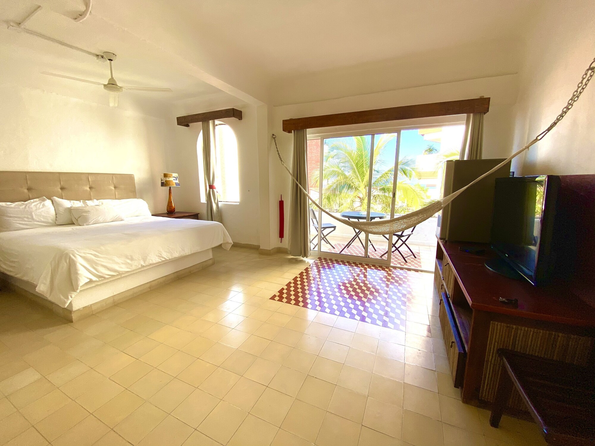 PREMIUM, KING BED, PARTIAL OCEAN VIEW, BALCONY