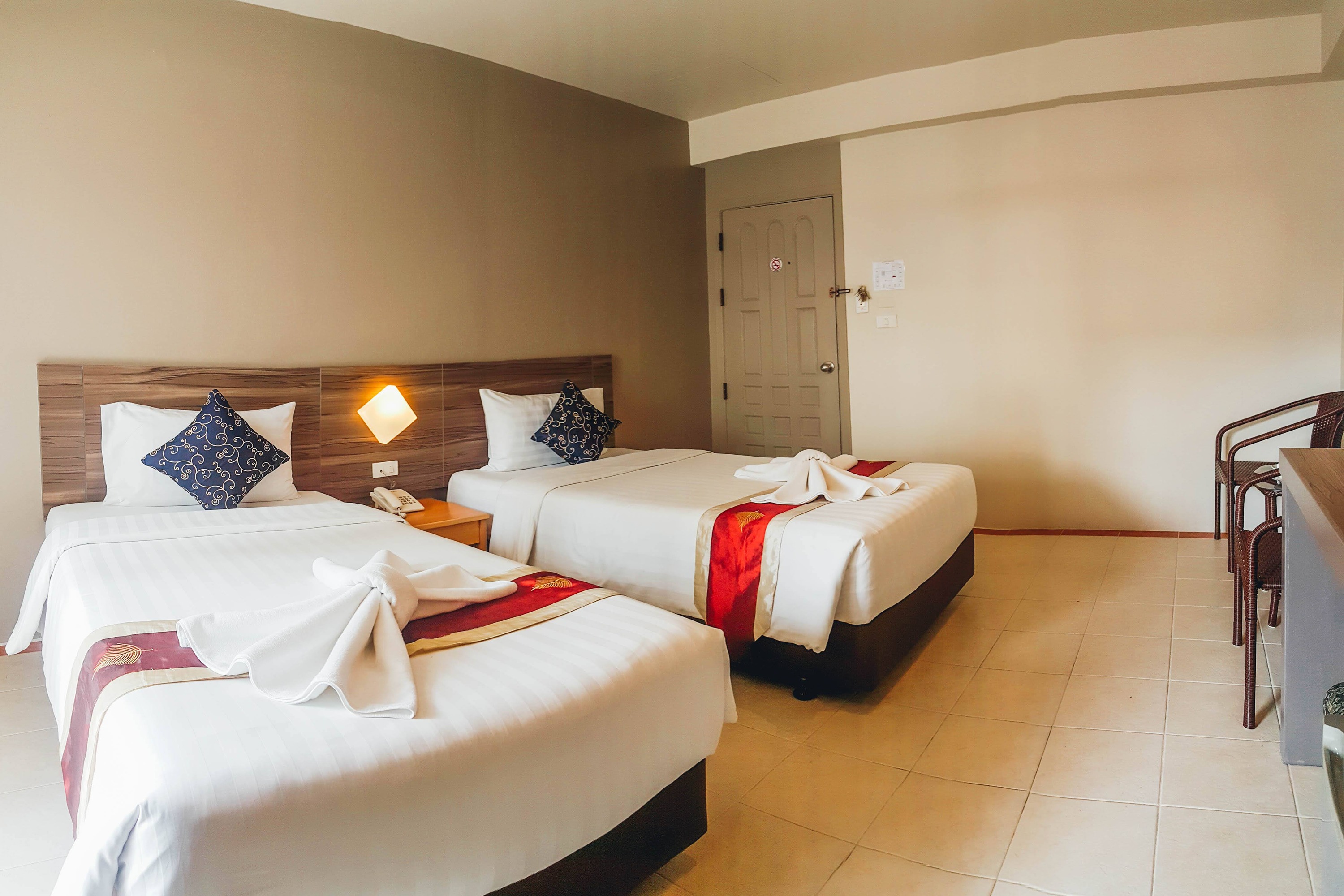 DELUXE, TWIN BEDS