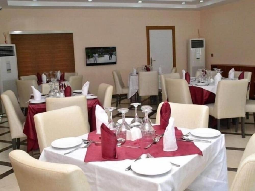 Ellyxville Hotels 33/39