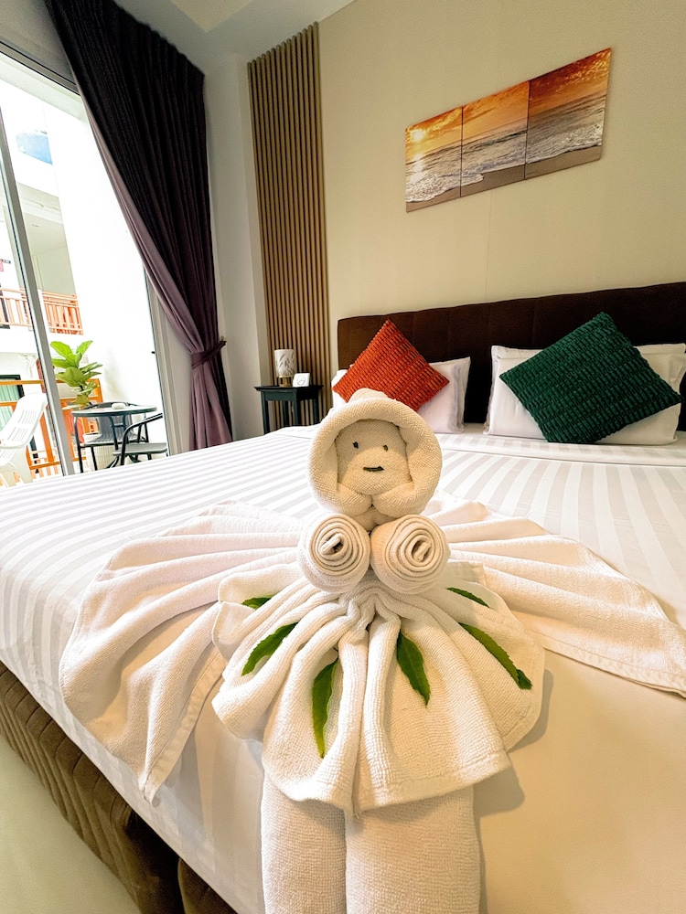 Kata Beachwalk Hotel And Bungalows 28/74